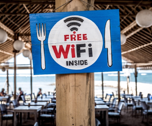 nyilvános WiFi, nem biztonságág nyilvános WiFi hálózat, nyilvános hálózat, informatikai biztonság, informatikai védelem, adatvédelem, hálózati biztonság, vírusvédelem